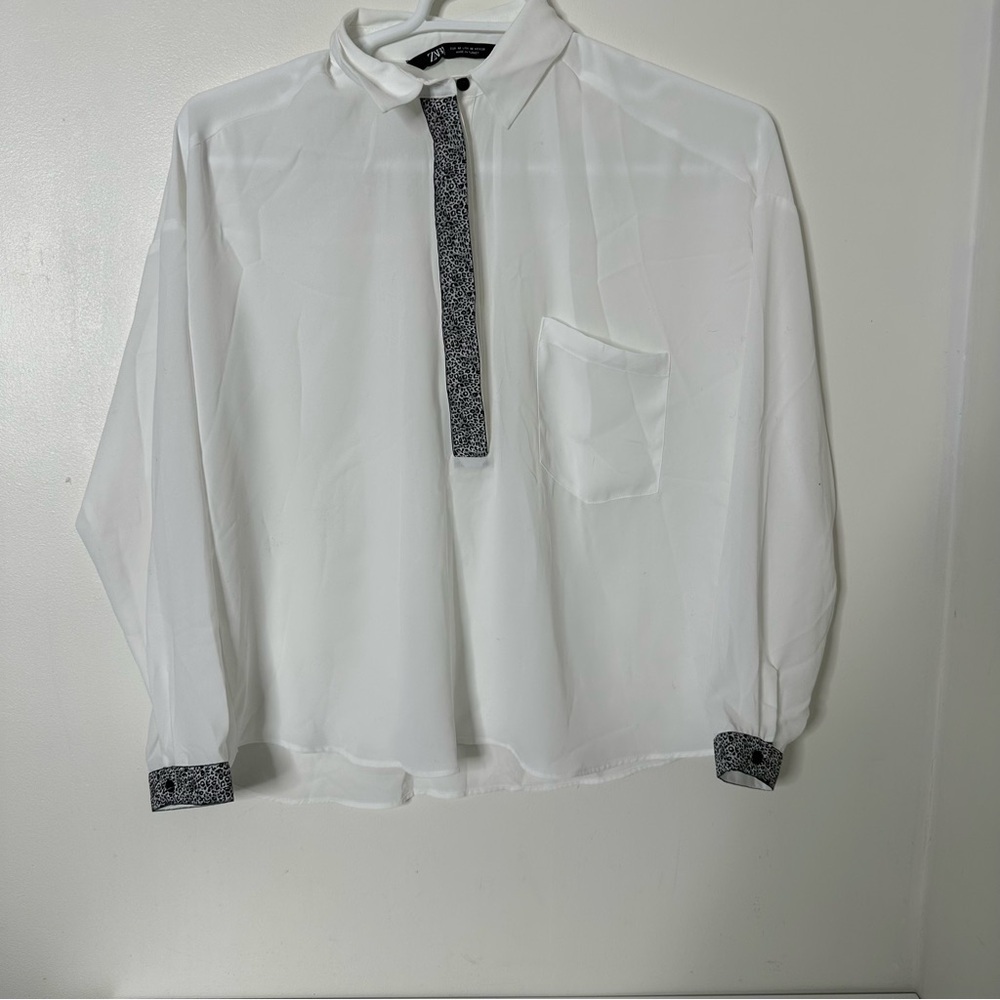 Zara women’s white  blouse with leopard animal print trim size L
